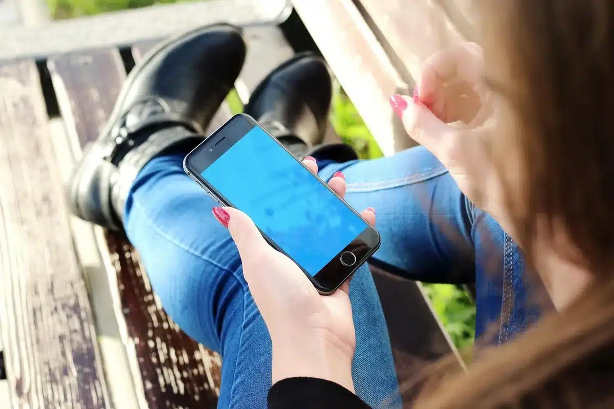 Regal mit Smartphones in verschiedenen Speichergrößen im Elektronikgeschäft