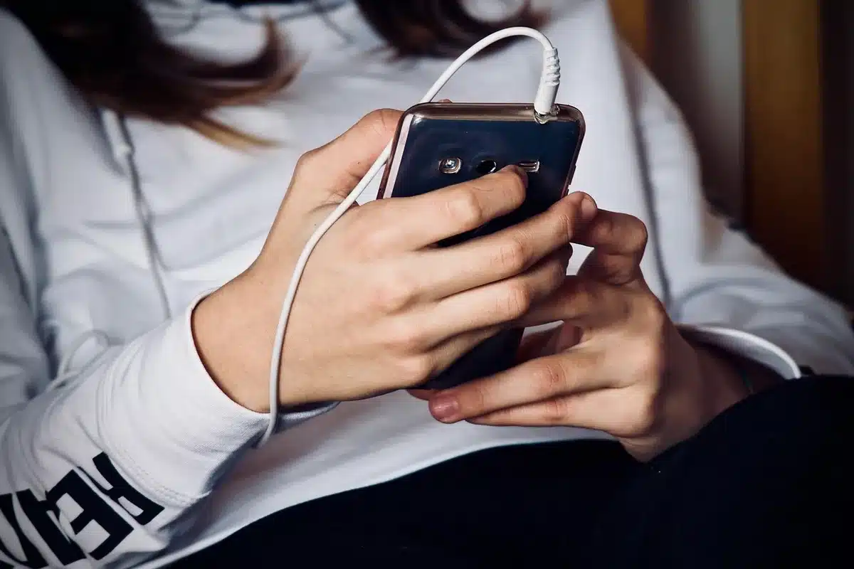 Smartphone zeigt Restaurant-App mit Gutscheinen
