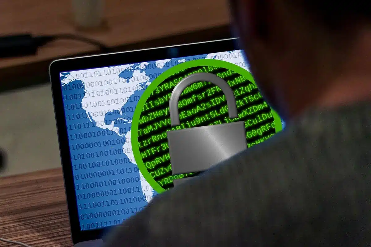 Symbolische Darstellung von Banking-Trojaner und Cyberkriminalit&auml;t auf einem Computerbildschirm