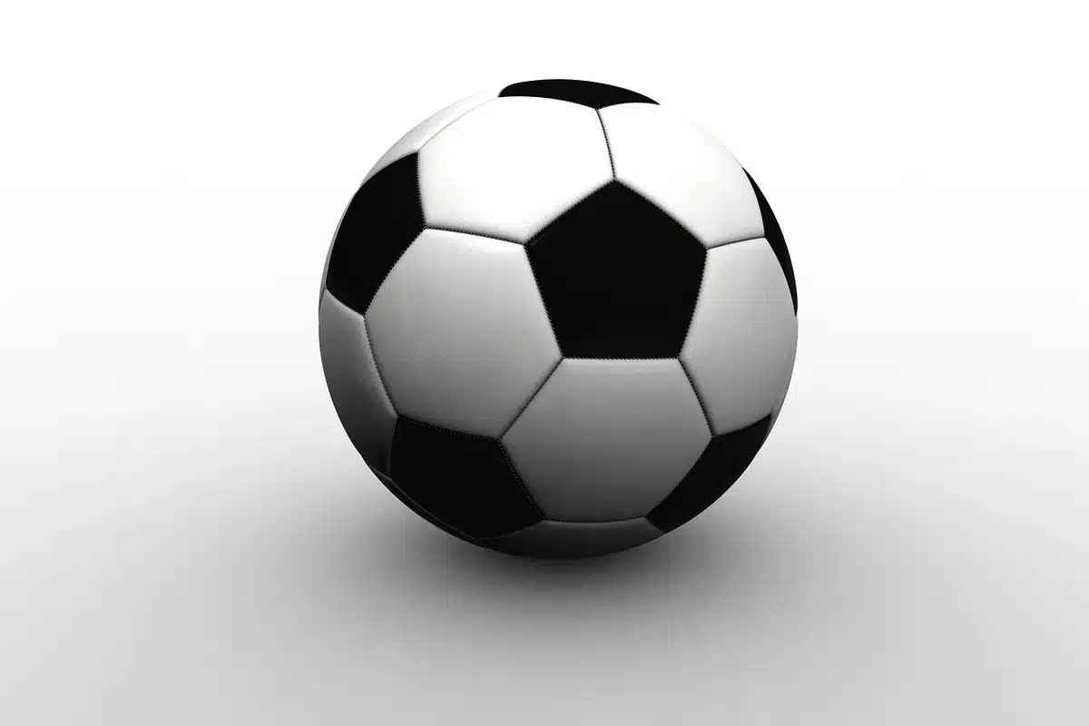 Person schaut kostenlosen Live-Stream eines Fußballspiels auf einem Laptop