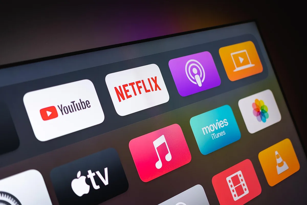 Fernseher mit Sport-Streaming-App-Icons und Fernbedienung