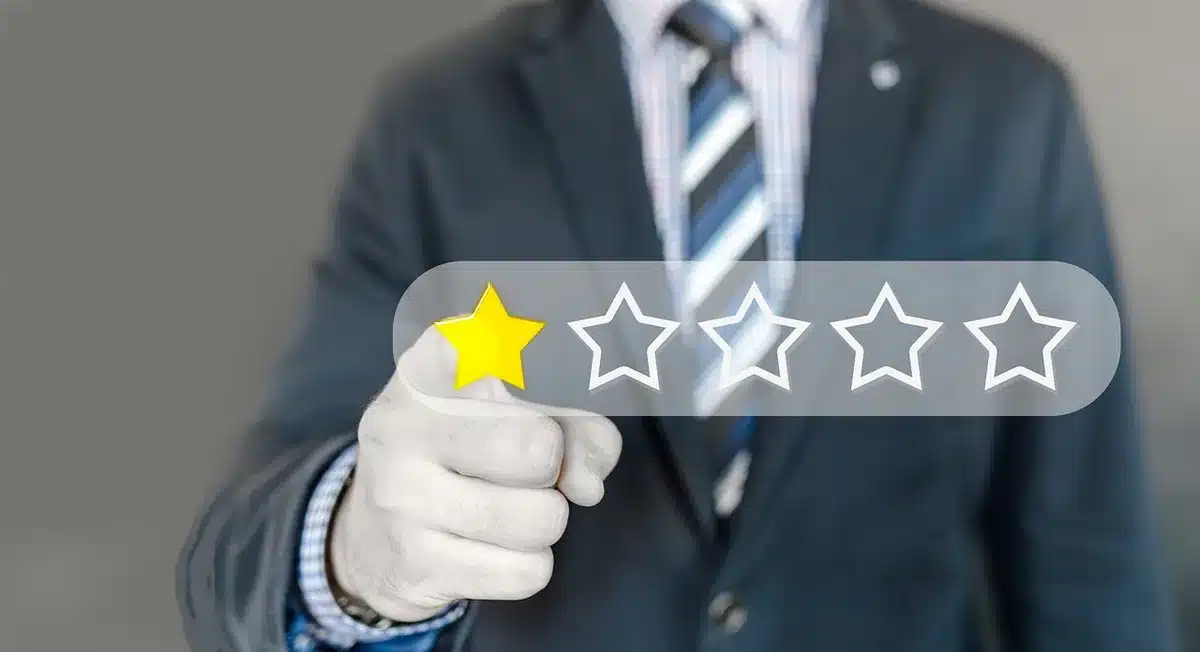 Entwickler führen Code-Review und Security-Scan durch