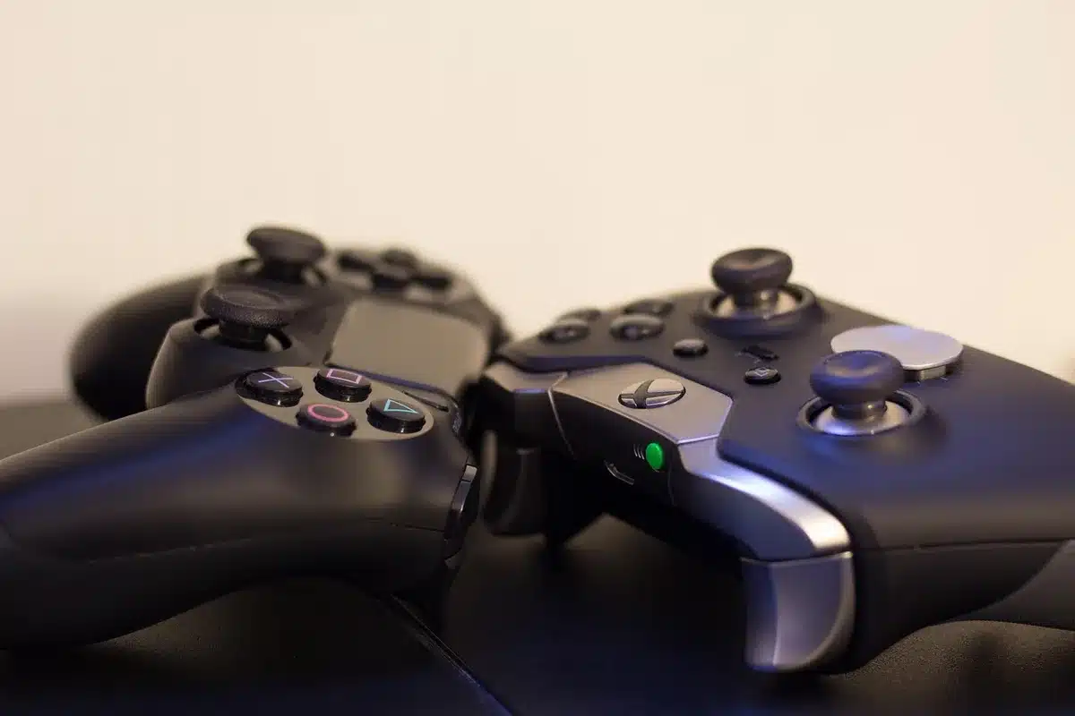PS5-Controller vor unscharfem Entwicklerstudio-Hintergrund