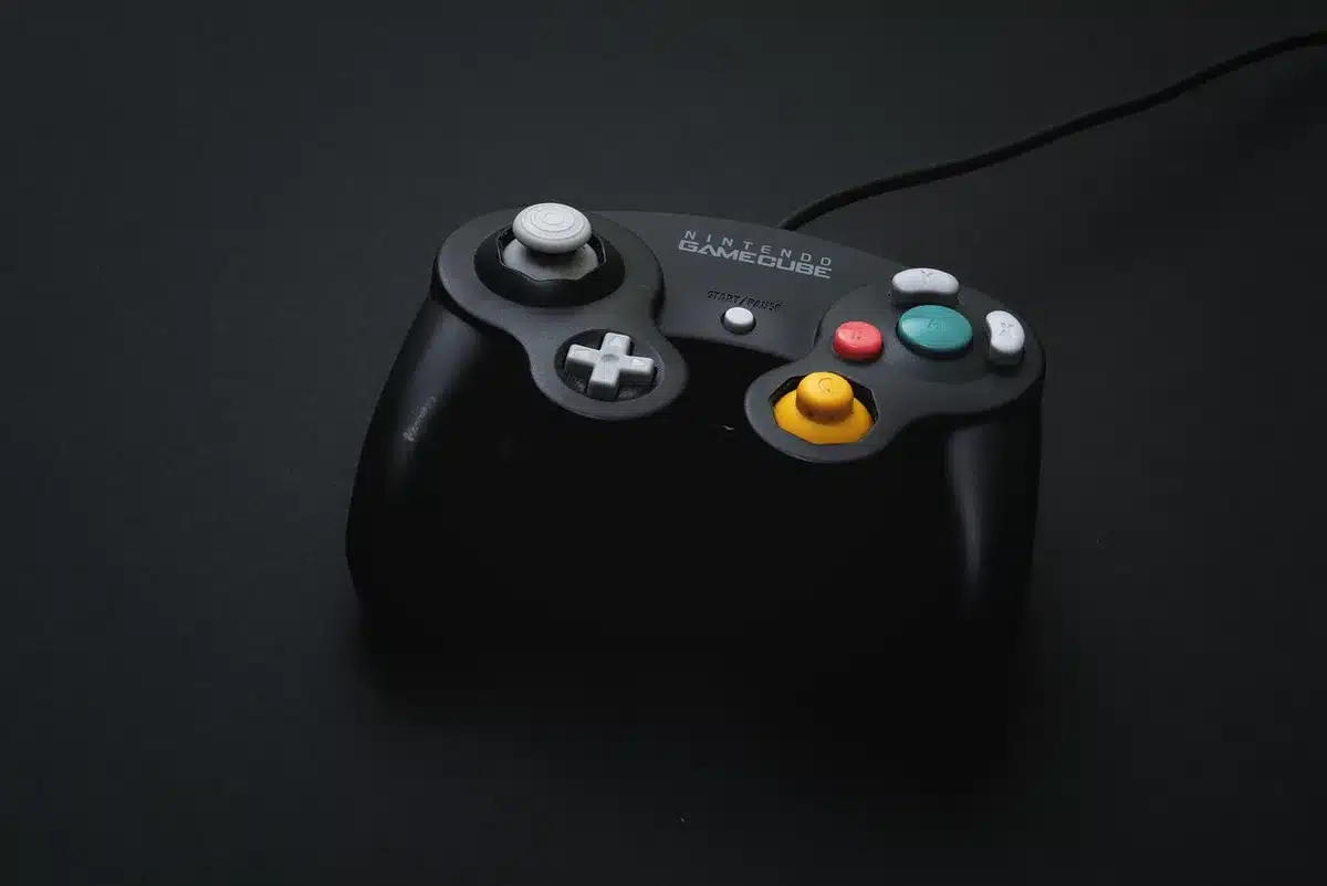 Spielerh&auml;nde am Controller w&auml;hrend intensiver Kampfsequenz