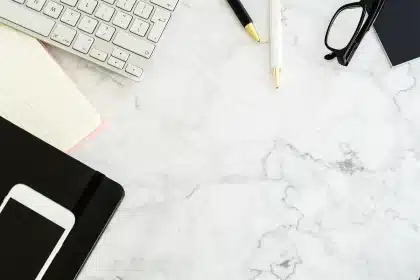 Leere Entwicklerarbeitsplätze mit Zeitplan und Monitoren in einem Studio