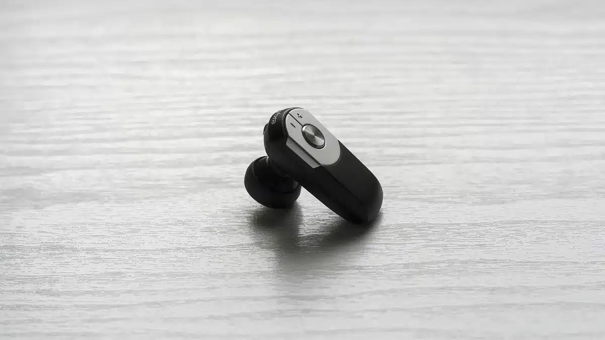 Nahaufnahme von In-Ear‑Ohrhörern mit offenem Ladecase und Ear‑Tips