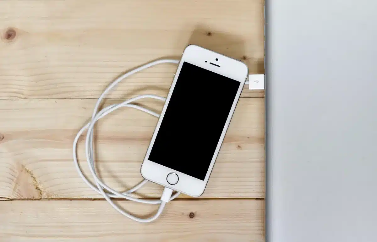 Mehrere farbige True‑Wireless‑Ohrhörer mit offenem Case nebeneinander