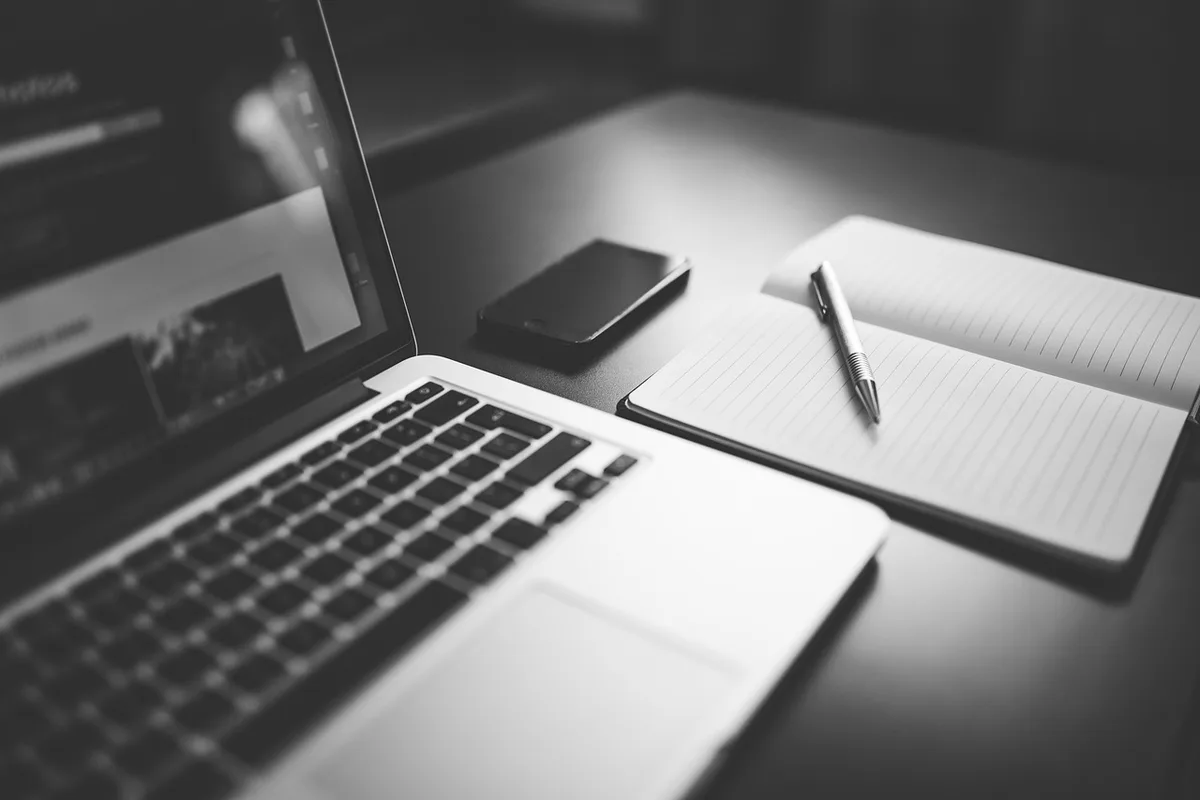Menschen in Café mit Laptops und Smartphones, verbundenes offenes WLAN