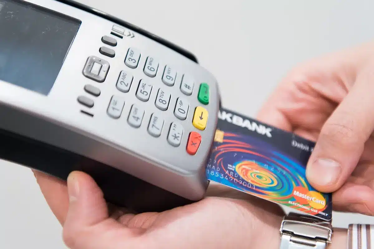 Symbolbild: Bankkarte neben Rechnungen zur Darstellung von Kontoführungsgebühren
