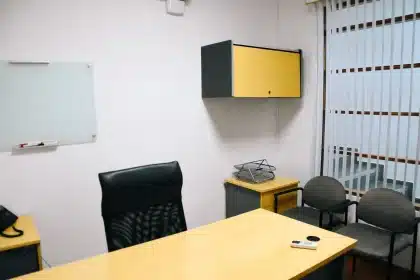 Leeres Entwicklerbüro mit Monitoren und Whiteboard, symbolisch für Entwicklungsprobleme