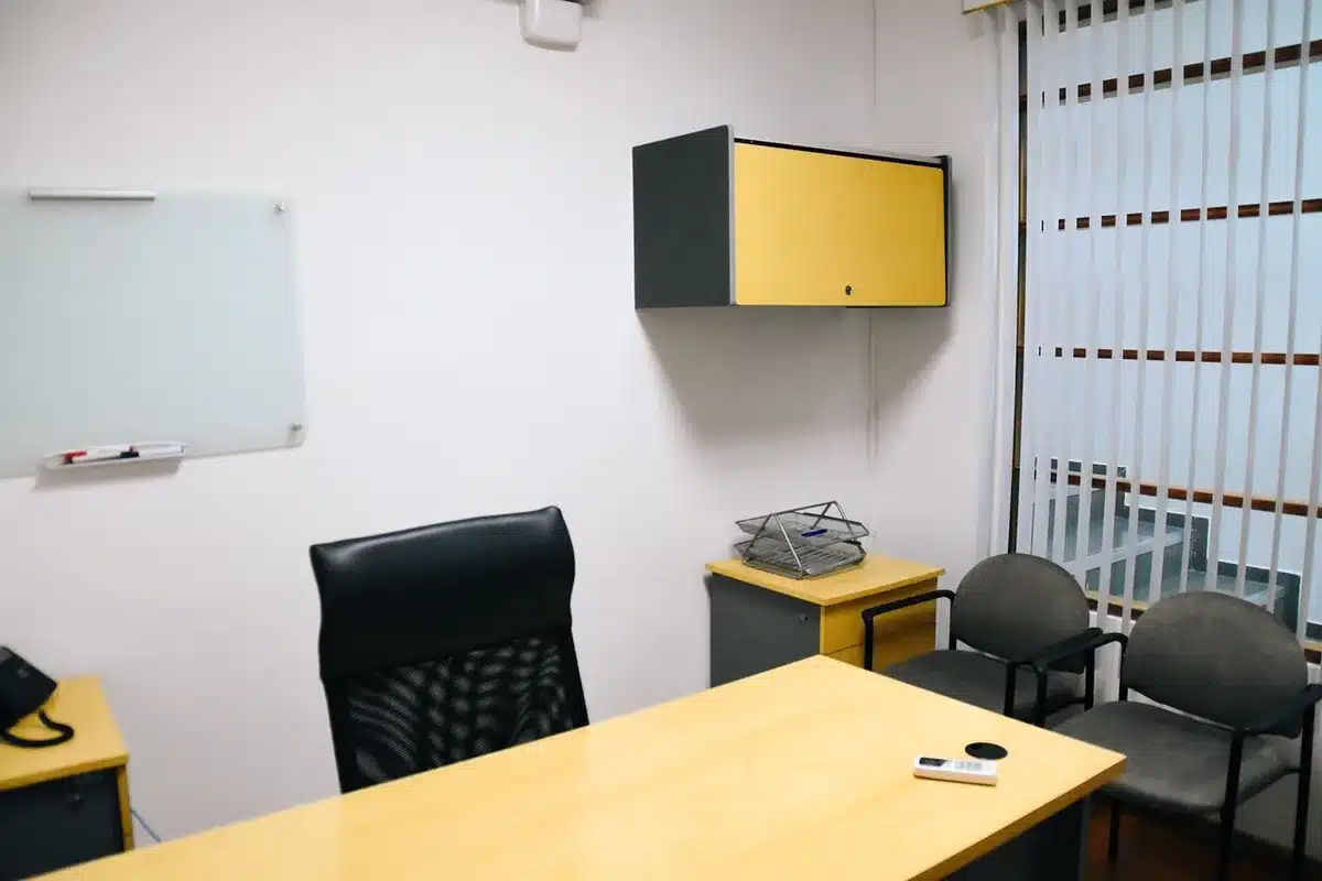 Leeres Entwicklerbüro mit Monitoren und Whiteboard, symbolisch für Entwicklungsprobleme