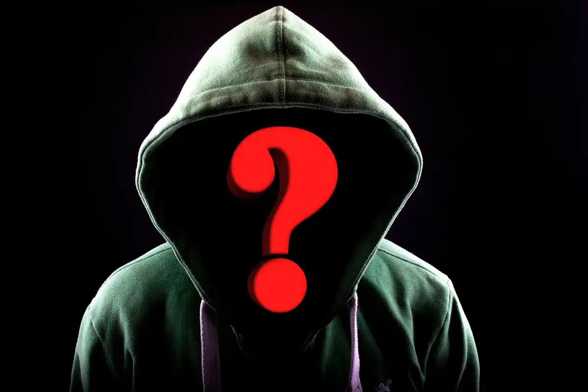 Polizeikontrolle mit anonymen Personen vor einem Gebäude