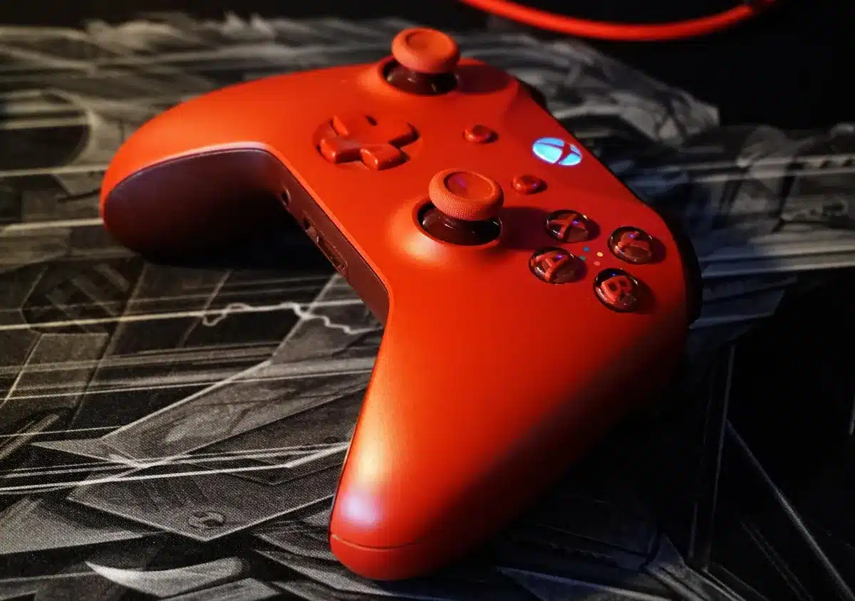 Spieler mit Controller vor einem Fernseher, spielt in Wohnzimmeratmosphäre