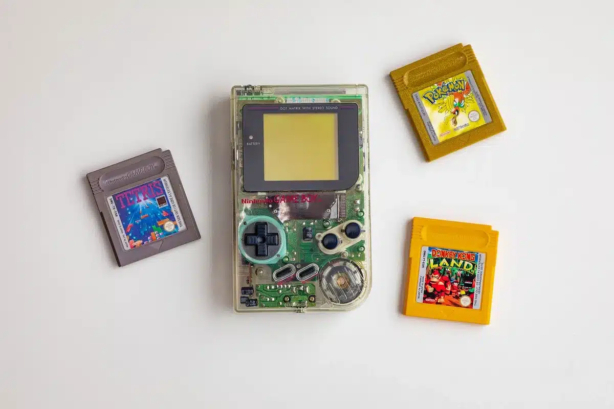 Teiltransparentes Gehäuse eines Handhelds mit sichtbarem Innenrahmen