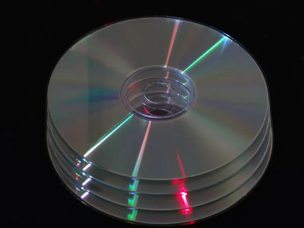 Stapel mit CDs und DVDs in einer Aufbewahrungsschachtel